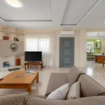 Apartment Piperitsa House For Nomads Or Families In The Countryside Messini